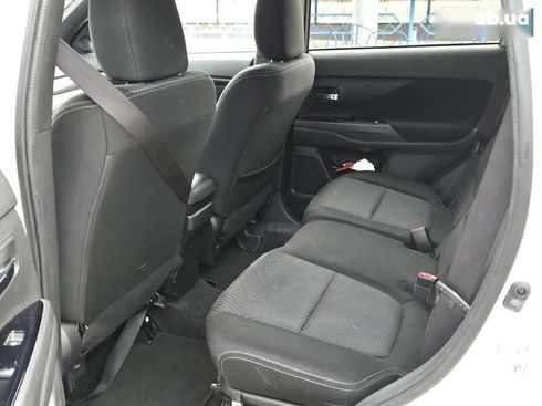 Mitsubishi Outlander 2017 - фото 12