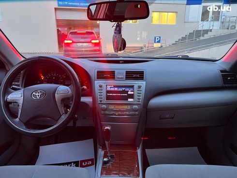 Toyota Camry 2010 белый - фото 56