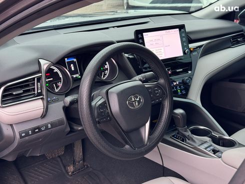 Toyota Camry 2022 серый - фото 17