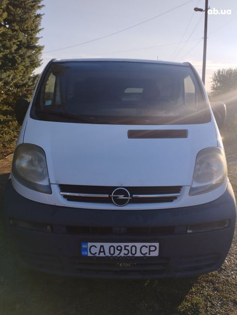 Opel Vivaro 2003 белый - фото 3