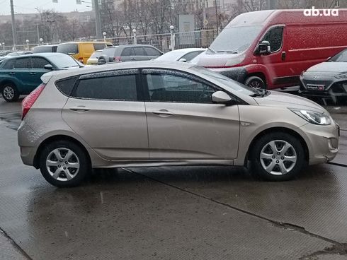 Hyundai Accent 2012 бежевый - фото 8