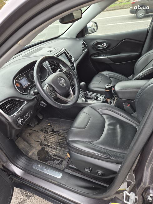 Jeep Cherokee 2018 серый - фото 18