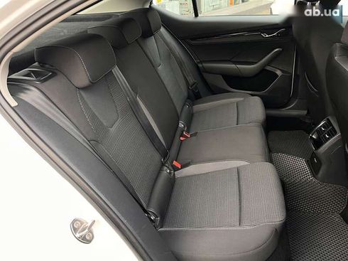 Skoda Octavia 2021 - фото 30