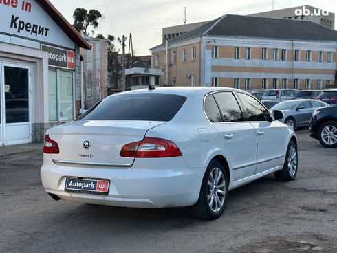 Skoda Superb 2010 белый - фото 7