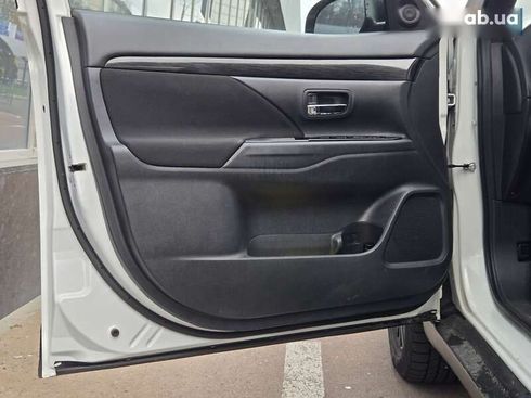 Mitsubishi Outlander 2017 - фото 16