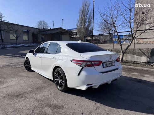 Toyota Camry 2018 белый - фото 15