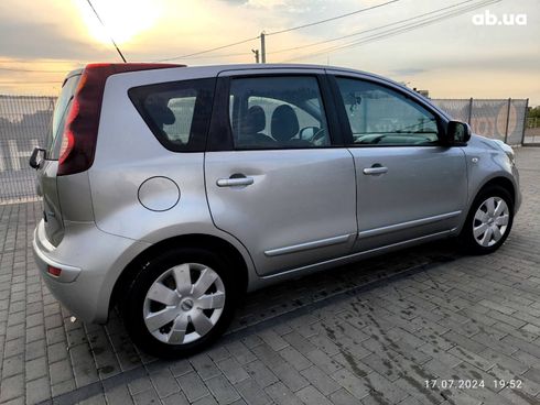 Nissan Note 2010 серебристый - фото 3