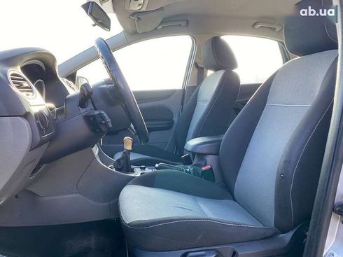 Ford Focus 2010 - фото 8
