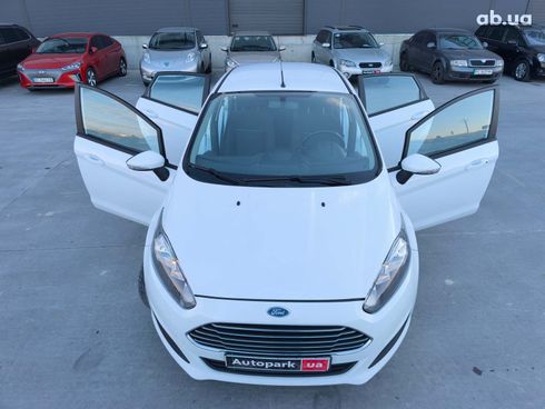 Ford Fiesta 2017 белый - фото 13