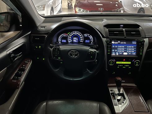 Toyota Camry 2012 серебристый - фото 16