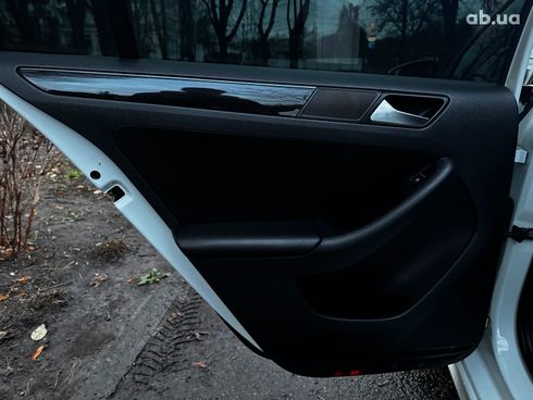 Volkswagen Jetta 2016 белый - фото 24