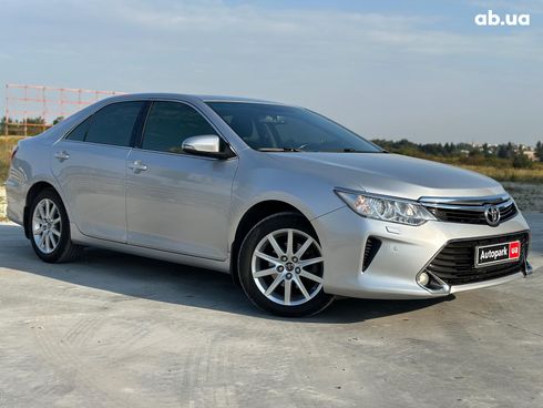 Toyota Camry 2017 серый - фото 6