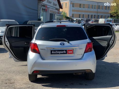 Toyota Yaris 2014 серый - фото 16