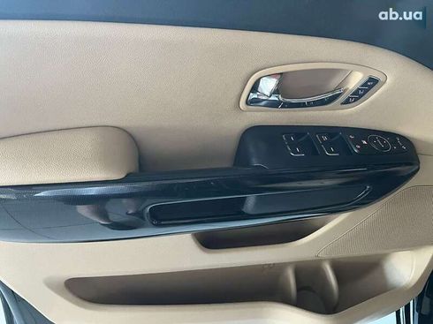 Kia Carnival 2017 - фото 12
