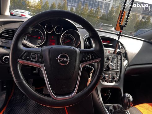 Opel Astra 2012 белый - фото 17