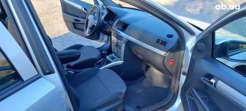 Opel Astra 2009 серебристый - фото 10