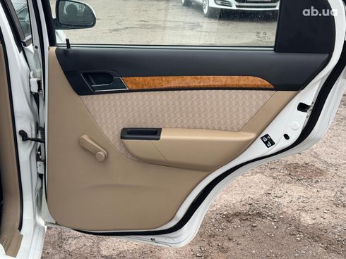 Chevrolet Aveo 2008 белый - фото 19