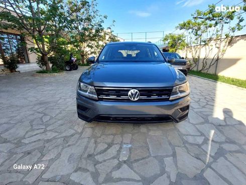 Volkswagen Tiguan 2018 серый - фото 2