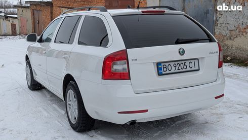 Skoda Octavia 2010 белый - фото 4