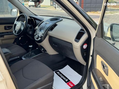 Kia Soul 2010 бежевый - фото 34