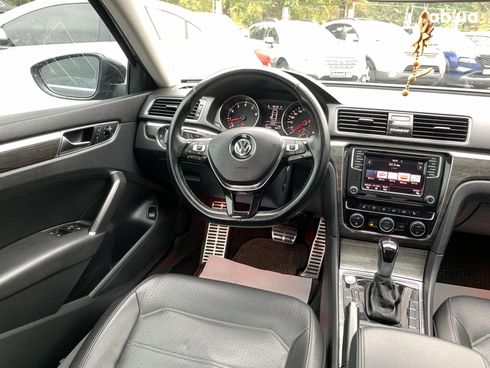 Volkswagen Passat 2017 черный - фото 35