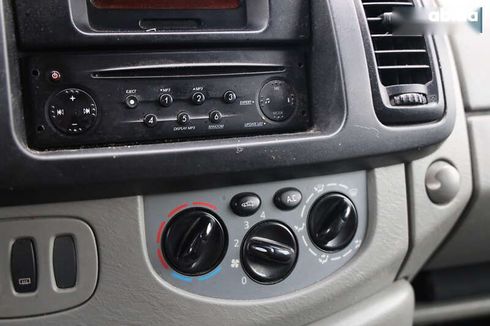 Renault Trafic 2009 - фото 25