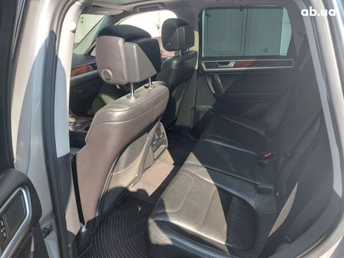 Volkswagen Touareg 2011 серебристый - фото 2