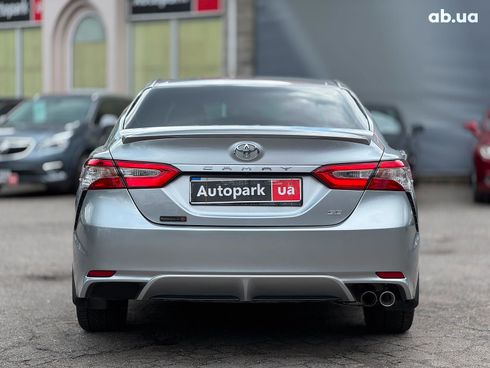 Toyota Camry 2018 серый - фото 12