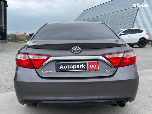 Toyota Camry 2016 серый - фото 2