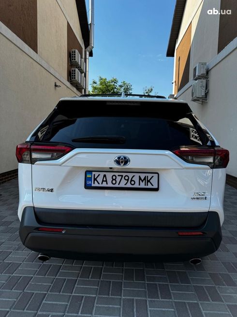 Toyota RAV4 Hybrid 2019 белый - фото 6