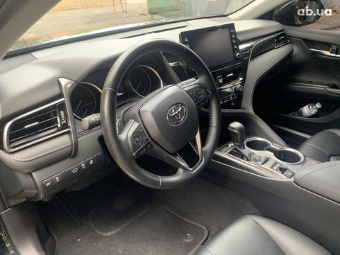 Toyota Camry 2021 черный - фото 11