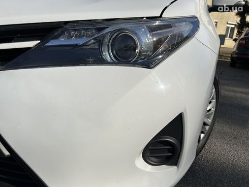 Toyota Auris 2013 белый - фото 9