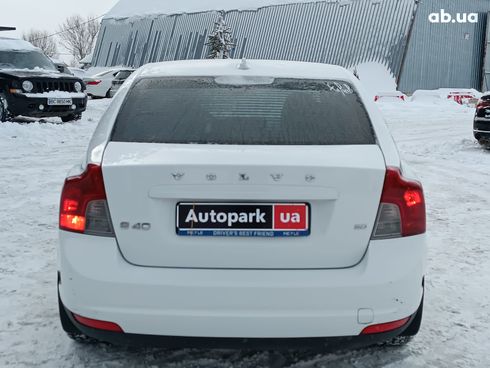 Volvo S40 2010 белый - фото 9