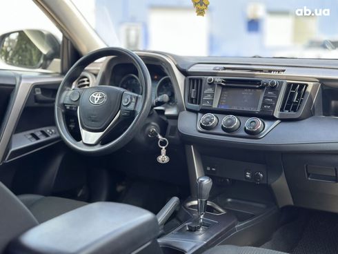 Toyota RAV4 2018 серый - фото 14