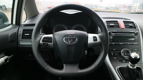 Toyota Auris 2011 белый - фото 11