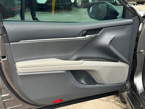 Toyota Camry 2022 серый - фото 14