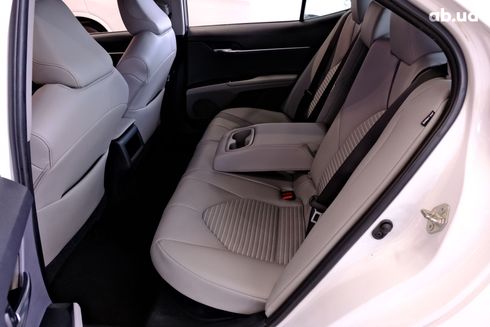 Toyota Camry 2019 белый - фото 8