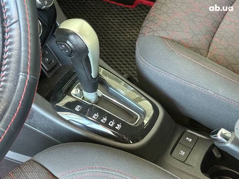 Chevrolet Sonic 2018 красный - фото 17