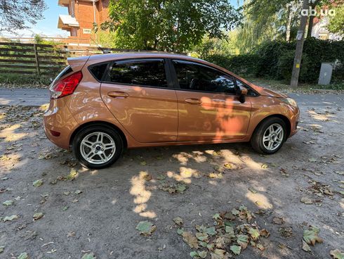 Ford Fiesta 2016 оранжевый - фото 5