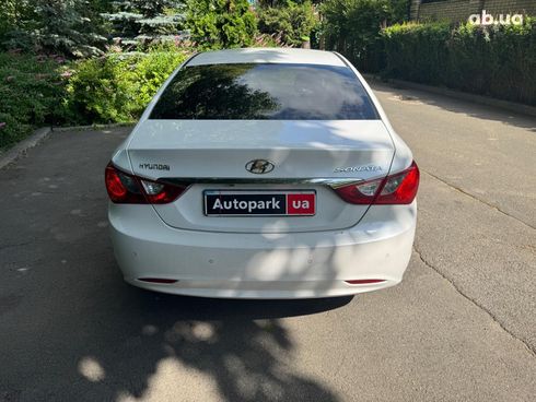 Hyundai Sonata 2011 белый - фото 7