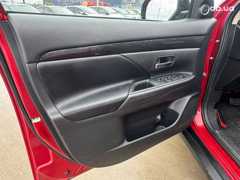 Mitsubishi Outlander 2018 красный - фото 18