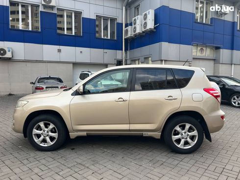 Toyota RAV4 2011 бежевый - фото 8