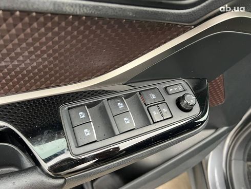 Toyota C-HR 2017 серый - фото 17