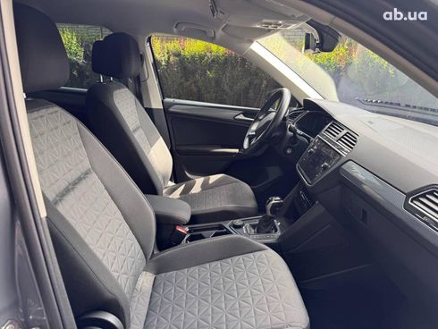 Volkswagen Tiguan 2021 серый - фото 23