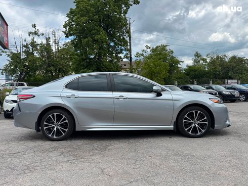 Toyota Camry 2018 серый - фото 16