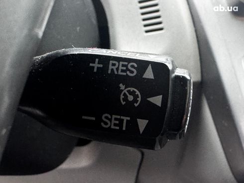 Toyota Prius V 2017 серый - фото 18