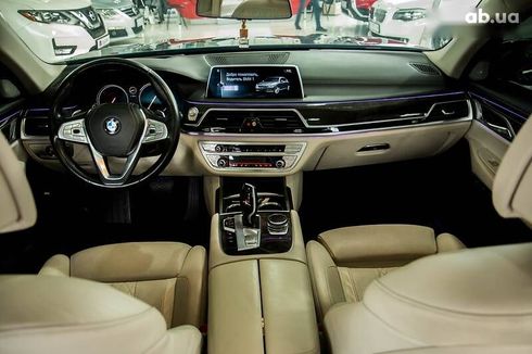 BMW 750 2015 - фото 17