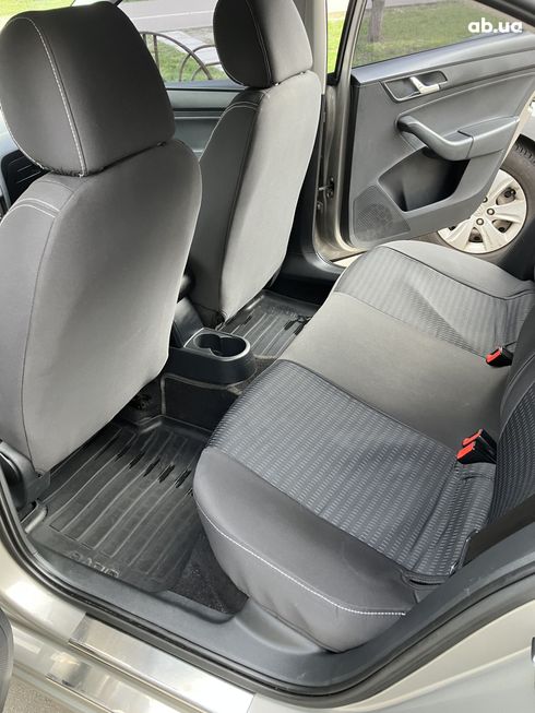 Skoda Rapid 2013 бежевый - фото 18