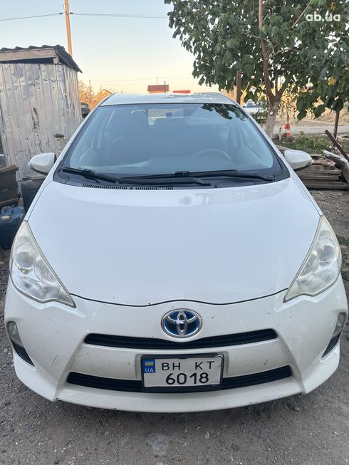 Toyota Prius C 2012 белый - фото 2
