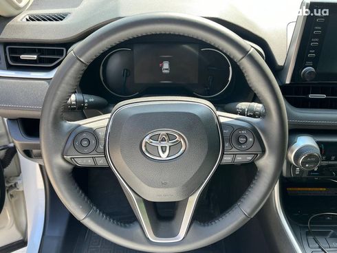 Toyota RAV4 2021 белый - фото 19